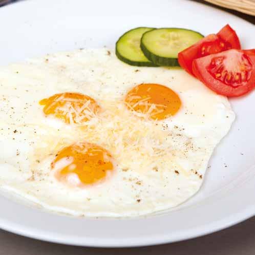 Malé jídlo Small meal Kleine Gerichte Sázená vejce s parmazánem, chléb EN Poached eggs with Parmesan