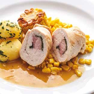 petrželovými brambůrky a sladkou kukuřicí EN Turkey breast filled with smoked ham and sage, potato & parsley chips with sweet corn DE Putenbrust, gefüllt mit geräuchertem Schinken und Salbei