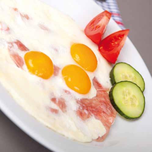 Snídaňové menu Breakfast menu Frühstück Menu Omeleta se šunkou, hráškem, žampiony, a listy trhaných salátů, chléb