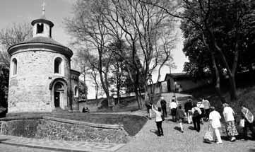 Narodil se 2. 2. 1974, vloni přijal kněžské svěcení a byl dosud farním vikářem farností Záhoří, Albrechtice nad Vltavou, Chřešťovice a Oslov. Na Blatensku mu bude pomáhat R. D.