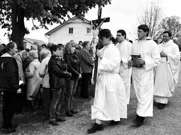 září 2017 před hlavním vchodem do školní budovy. Obec Lnáře z rozhodnutí obecního zastupitelstva poskytne rodičům budoucích školáků příspěvek ve výši 1 500 Kč na zakoupení školních pomůcek a potřeb.