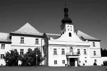 8 Zámek ve Stádlci s farním kostelem Panny Marie Bolestné (foto autor článku) Podlahy na odpočinek, a k 1. 4. 1908 byl ustanoven zdejším farářem. Dost možná se tak stalo přímo na intervenci P.