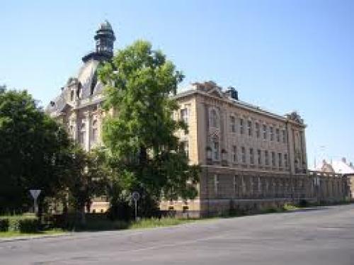 MÝCH 8 LET NA GYMNÁZIU Jak to začalo? Než jsem se rozhodla jít na gymnázium, navštěvovala jsem základní školu Seifertovu ve VDF. Od 1. do 5. třídy. Na této škole to nebylo špatné.