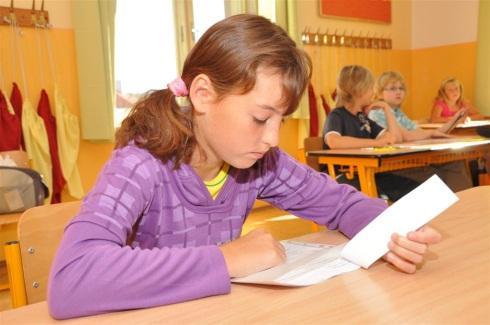 PRVNÍ STUPEŇ PRIMA 1.9.2009 První den v nové škole Jaké byly mé první dojmy? Natěšení, strach, stydlivost. Spousta lidé, které člověk nezná a doufá, že je pozná.