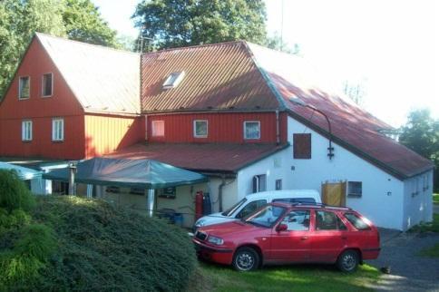 Postupem času jsme poznávali nové učitele. Někteří působili přátelsky a z některých šel strach. Ale člověk si zvykal. Nevěděla jsem, co čekat od nových spolužáků, jací jsou.