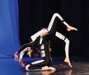 TVÁŘÍ V TVÁŘ Umělecká organizace Dílna současného tance Ilijany Lončar Požega, Chorvatsko Hudba: neznámý umělec Choreografie: Ilijana Lončar Nominace z přehlídky Susret Hrvatskih plesnih ansambala,