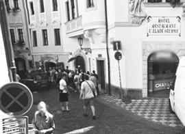 DŘÍVE & DNES Obnova dolní části Václavského náměstí by měla začít přípravnými pracemi už tento týden. Budou zde vodní trysky, více stromů, nebo dobíjecí stanice pro elektromobily.