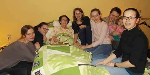 DĚKOVNÉ DOPISY Posílám vám fotografii naší maminky paní Pavly Mejzlíkové s jednou třetinou vnoučat.