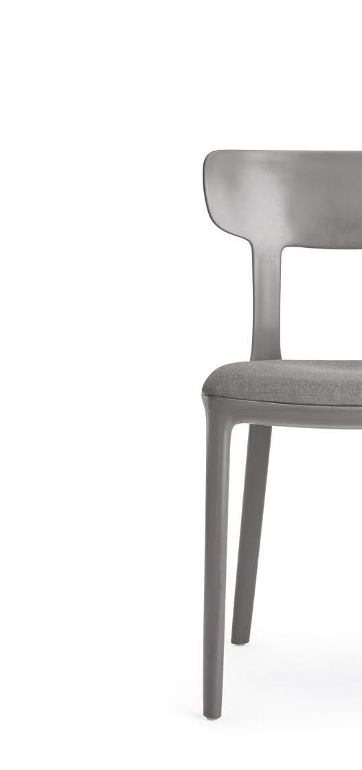 133 Celoplastová polypropylenová židle od designéra Clause Breinholta přináší spojení moderního materiálu a klasického tvaru.