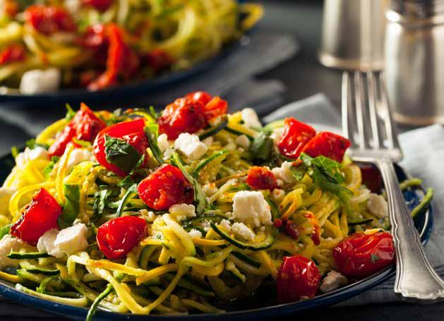 Rezance z cukiny s rajčinami a feta syrom Porcie 4 Čas prípravy: 10 min Čas na varenie: 10 min Celkový čas: 20 min Ingrediencie: 4 stredné cukety Asi 10 väčších cherry paradajok 60 ml olivového oleja