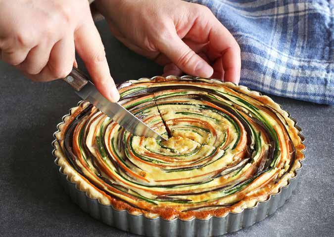 Špirálová torta s cuketou, baklažánom a mrkvou Porcie 6 Čas prípravy: 20 min Čas na varenie: 35 min Celkový čas: 55 min Ingrediencie: 1 cesto do formy 1 veľký baklažán (alebo 2 malé) 1 veľká cuketa