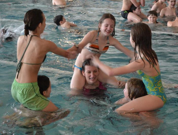 Ve čtvrtek 4. dubna přiletěli do školy a do školky dravci. Jejich ošetřovatelka Jana Mazúchová dětem a žákům o svých svěřencích zajímavě vyprávěla. Všichni si mohli z blízka prohlédnout např.