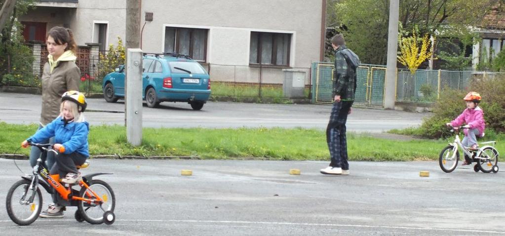 Pan Kadantu dětem zajímavě vyprávěl o Zambii a zahrál dětem bajku o zvířátkách a také zazpíval ve svém rodném jazyce. V pátek 3. května proběhla ve školce dopravní výchova.