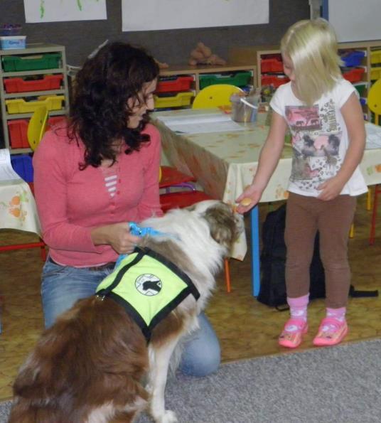 do školky Monika Hovorková se svým pejskem Jasperem. Nejdříve o něm hezky povídala a pak dětem ukazovala, co umí.