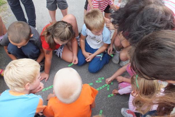 kamínku do kruhu, poznávání kamarádů poslepu a další).