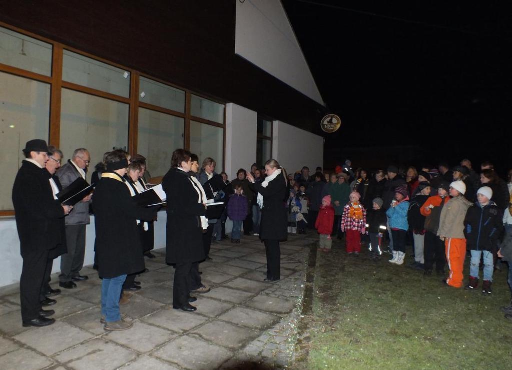 poté Kateřina a Zuzana Bartoňovy zahrály na housle.