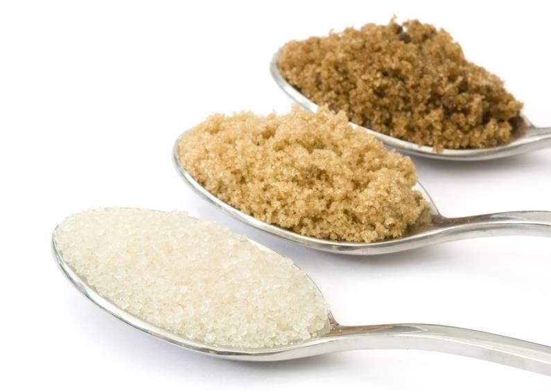 Hnědý cukr Má výraznou chuť a aroma. Hnědé zabarvení je způsobeno přítomností zbytkové melasy. Kromě sacharosy obsahuje ještě některé minerální látky (např.
