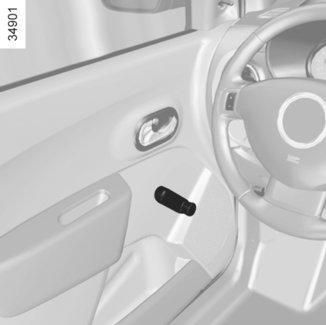 OVLÁDÁNÍ OKEN (2/2) 5 4 A Mechanické ovládání oken Pomocí kličky 4 sklo spouštějte nebo zvedejte do