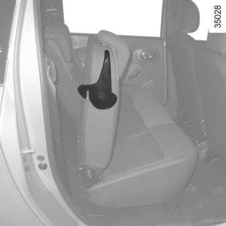 sedadlo do svislé polohy; nastavte přední sedadla a ujistěte se, zda jsou správně zajištěna. Při vracení opěradla na místo zkontrolujte jeho správné zajištění.