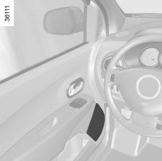 Reproduktory dveří 2 Uvolněte z uchycení kryt 2 nástrojem typu plochý šroubovák. V každém případě je nutné přesně dodržet instrukce uvedené v návodu k zařízení.