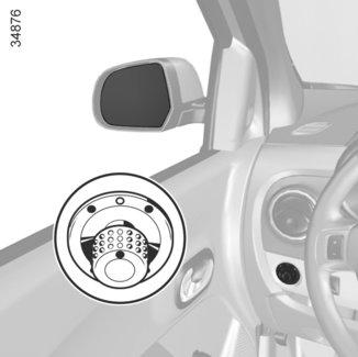 ZPĚTNÁ ZRCÁTKA (2/2) Odmrazování zpětných zrcátek Při běžícím motoru probíhá odmrazování současně s odmrazováním zadního okna, viz odstavec Vyhřívané zadní okno.