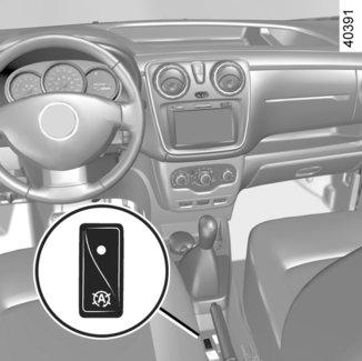 FUNKCE STOP AND START (3/3) Zvláštnosti automatického opětovného spouštění motoru Za určitých podmínek může motor bez zásahu řidiče znovu nastartovat pro zajištění vaší bezpečnosti a vašeho pohodlí.
