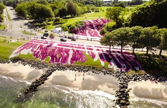 Zajímavé srovnání nabízí dvě krajinné realizace Rockaway pro PS1 v New Yorku (2016) a Asphalt Air and Hair v Aarhus (Dánsko, 2017).