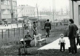 Všechny děti, které se dosud nestaly čtenáři Knihovny na Dubině, dostanou za vysvědčení roční registraci zdarma. Pro nejpilnější dítka s vysvědčením s vyznamenáním jsou připraveny malé dárečky.