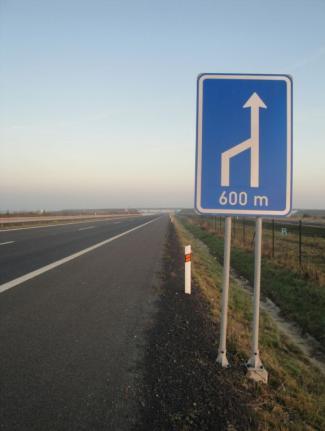 ukotvena v zemi. Může být umístěna na samostatném sloupku vedle vozovky (obr. 3.