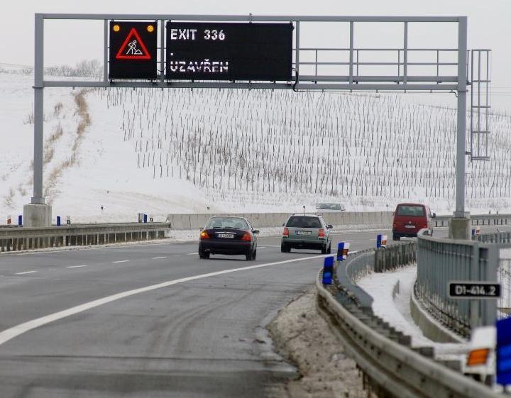 DOPRAVNÍ ZNAČKY 1.1.3 PROMĚNNÉ SVISLÉ ZNAČKY Proměnné svislé značky jsou zobrazovány na digitálním panelu umístěném většinou nad vozovkou (obr. 5.) a upevnění je obdobné jako u stálé svislé značky.