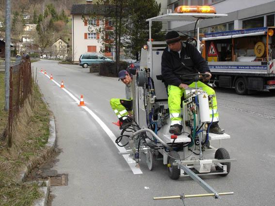 DOPRAVNÍ ZNAČKY Nástřik pomocí motorizovaných strojů Tato kategorie je velice rozsáhlá, od malých pojezdových vozů (obr. 13) až po velké nákladní automobily (obr. 14). Tomu odpovídá i jejich využití.