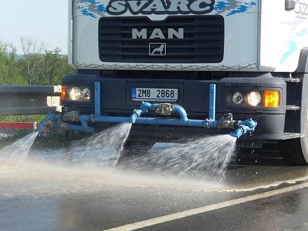 KROPÍCÍ VOZY, ZAMETACÍ VOZY A ZAMETAČE 2.1.1 KROPÍCÍ VŮZ S PŘIPEVNĚNÝM POTRUBÍM NA RÁMU AUTOMOBILU Rozvod vody je veden z nádrže přes čerpadlo do rozvodového potrubí.