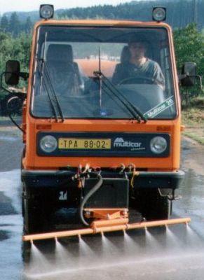KROPÍCÍ VOZY, ZAMETACÍ VOZY A ZAMETAČE Obr. 18.