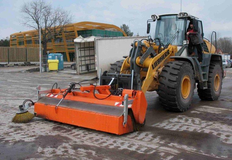 Upevnění zametače do zadního tříbodového závěsu traktoru [18] Uložení na rameni nakladače U