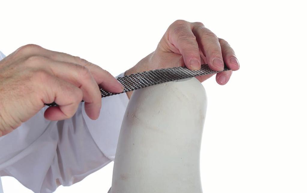Zbruste sádrový model tak, aby laminační pomůcka