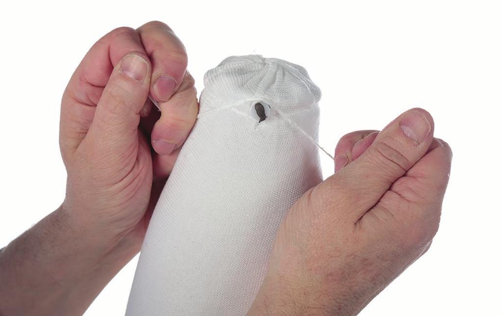 INFORMACE: Následující kroky jsou zapotřebí, aby bylo zaručeno utěsnění systému. Přiřízněte 3 kusy perlonové trikotové hadice (vždy 2násobnou délku sádrového modelu).