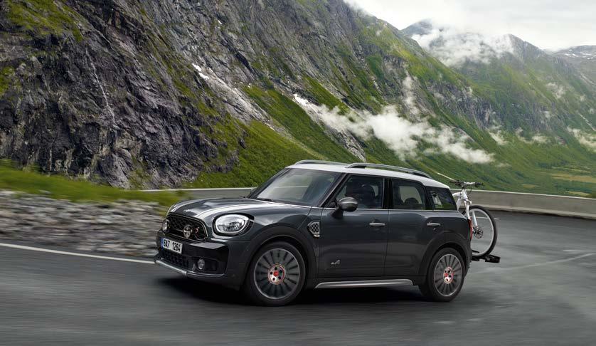 MINI Click & Drive systém je tvořen základním držákem a samostatně dostupnou univerzální sponou pro mobilní telefon.