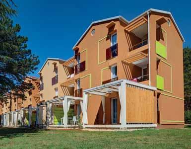 cz/qr/l/6177 4 APARTMÁNY SOL AMFORA 200 m poloha / pláž: Umag, pláž / oblázková a skalnatá s betonovými platy - 200 m, Umag - 2 km vybavenost a služby: restaurace, aperitiv bar,