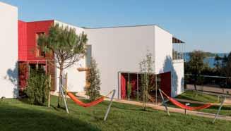 11 do 100 m / HB RESORT VILLAS RUBIN upřesnění: resort postaven podle istrijské vesničky nabízející ubytování v pokojích s polopenzí či apartmánech bez stravy poloha / pláž: Rovinj, pláž / oblázková