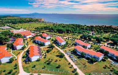 balkon či terasa orientované k moři (v ceníku označení M); apartmány jsou po kompletní rekonstrukci v roce 2002 bilo 4 typ C - 1 ložnice s manželskou postelí, obývací pokoj s kuchyňským koutem a