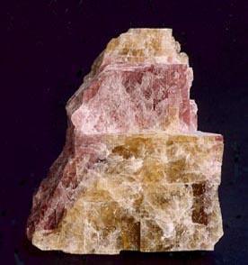 2.2.4 Anhydrit Anhydrit je přírodní forma bezvodého síranu vápenatého (CaSO 4 ), která je spolu se sádrovcem nebo také halitem (solí kamennou), součástí evaporitových ložisek.