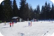 foto Běžecký stadion Churáňov Cestou minete ski-zadov a pokračujete serpentýnami až na konec silnice k parkovišti. Sto metrů od parkoviště se nachází běžecký stadion, kde můžete nastoupit do stopy.