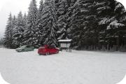 Od odbočky ujedete ještě 5 km. Z tohoto placeného parkoviště se můžete napojit na běžecké okruhy Churáňov včetně závodních tratí. Do stopy se dostanete, když přejdete přes hlavní silnici.