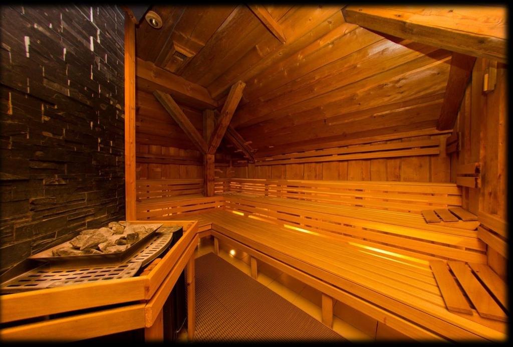 SAUNOVÉ CEREMONIÁLY S MEZINÁRODNÍ ÚČASTÍ Podoba saunových ceremoniálů se dopracovala ke skutečnému zážitku, při kterých saunér pracuje s UV světlem, mlhou, světelnými efekty a dech beroucími esencemi.