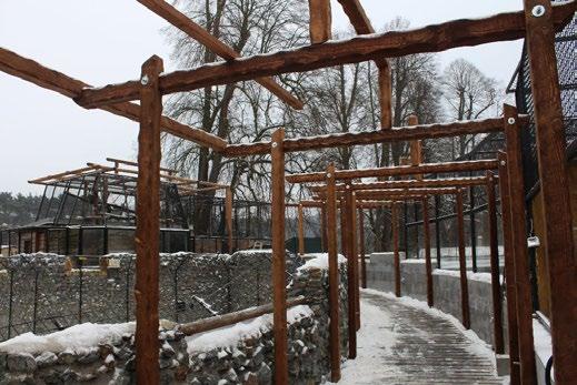 Zastřešení slouží jak k ochraně návštěvníků, tak i k zastínění části výběhů zvířat.