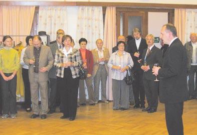 Slavnostní pásku přestřihli paní Marie Bendová, manželka prvního polistopadového starosty