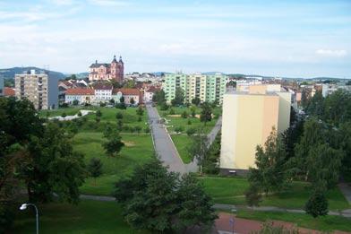 V určitém období bylo na náměstí pět restaurací tři cukráři, dva kloboučníci, dva holiči a