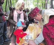 rámci cesty na hořovický zámek, před radnicí i muzeem v Komárově, vyjádřila uspokojení pánovi hořovického panství Eugenu z rbna a Freudenthalu, kterému hodlala předat písemné poděkování za podporu