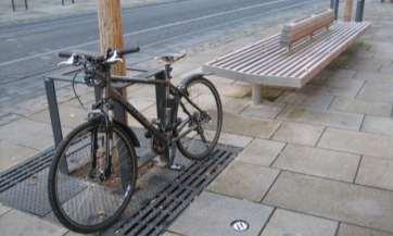 bezpečné trasy pro každodenní dopravu na kole umožnit bezpečné parkování před veřejnými budovami, v
