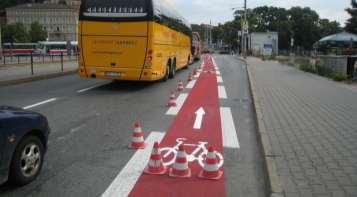 radiály) zřizovat cyklopruhy nebo cyklostezky ve vedlejších ulicích začlenit cyklisty do zklidněného
